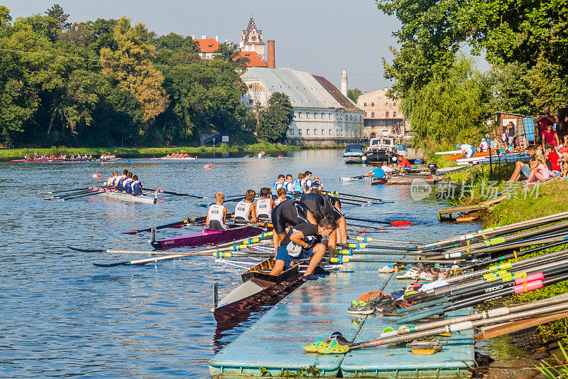 捷克，Brandys nad Labem，年轻人在Labe Elbe河上划船比赛